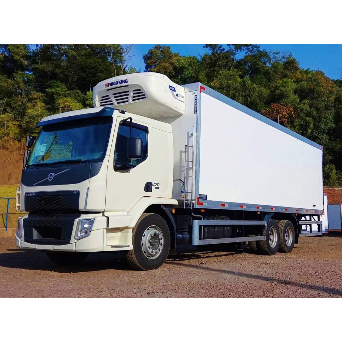 Baú refrigerado sobre chassis